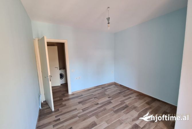 Shtepi ne shitje Apartament ne Tirane, 1+1, Mobilimi Pjeserisht e mobiluar, Pagesa 160,000  Euro.