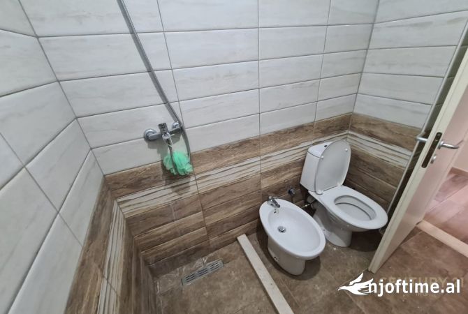 Shtepi ne shitje Apartament ne Tirane, 1+1, Mobilimi Pjeserisht e mobiluar, Pagesa 160,000  Euro.