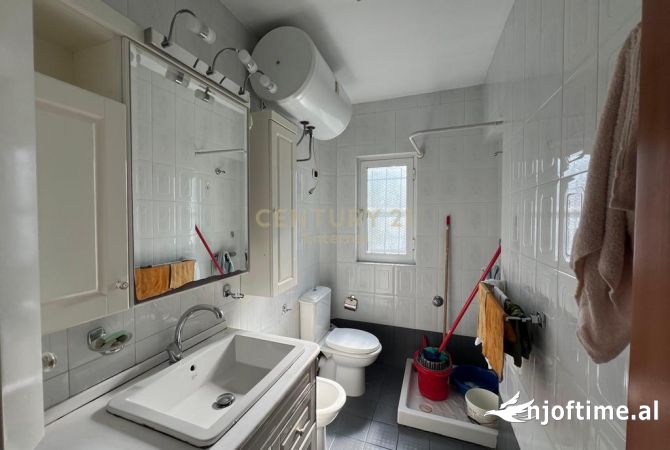 Shtepi ne shitje Apartament ne Tirane, 2+1, Mobilimi E mobiluar, Pagesa 176,000  Euro.