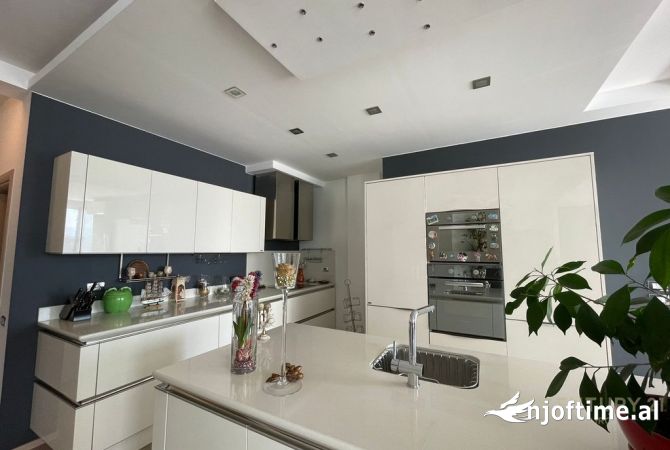 Shtepi ne shitje Apartament ne Tirane, 2+1, Mobilimi E mobiluar, Pagesa 350,000  Euro.