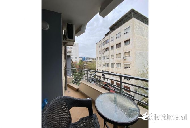 Shtepi me qera Apartament ne Tirane, 2+1, Mobilimi E mobiluar, Pagesa 800  Euro.
