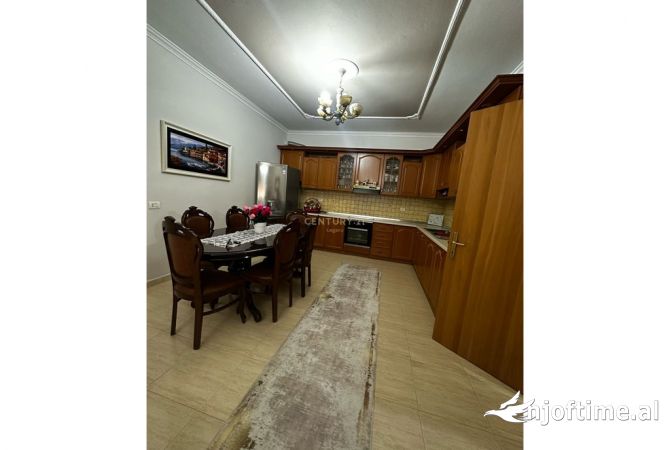 Shtepi me qera 2+1 ne Tirane - 800 Euro