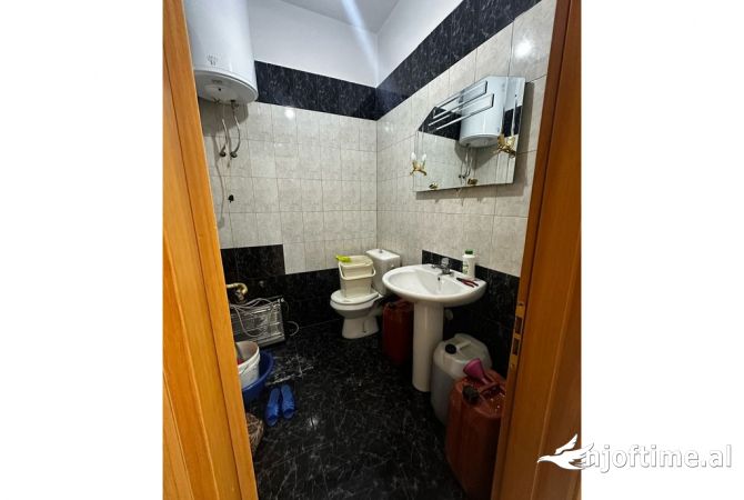 Shtepi me qera Apartament ne Tirane, 2+1, Mobilimi E mobiluar, Pagesa 800  Euro.
