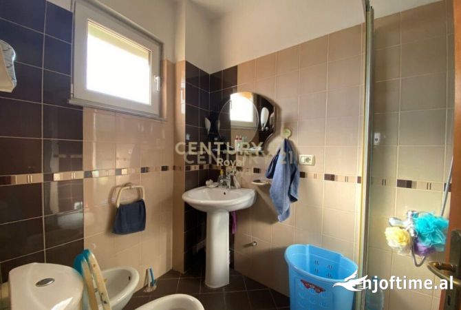 Shtepi ne shitje Apartament ne Tirane, 2+1, Mobilimi E mobiluar, Pagesa 165,000  Euro.