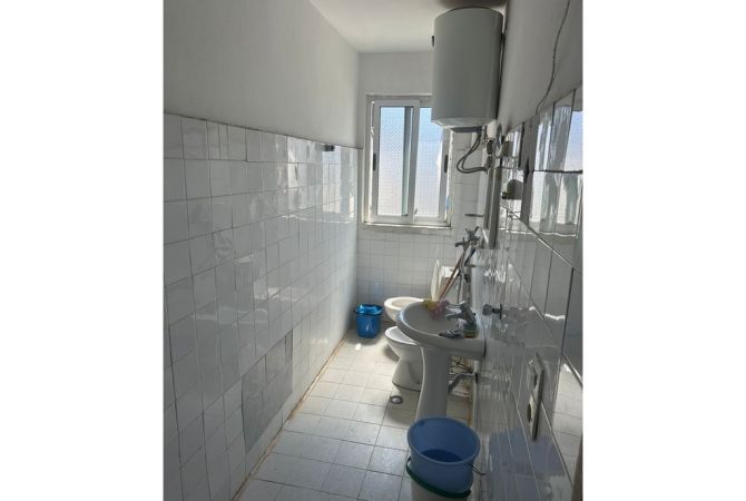 Shtepi ne shitje Apartament ne Tirane, 1+1, Mobilimi Bosh, pa mobiluar, Pagesa 105,000  Euro.