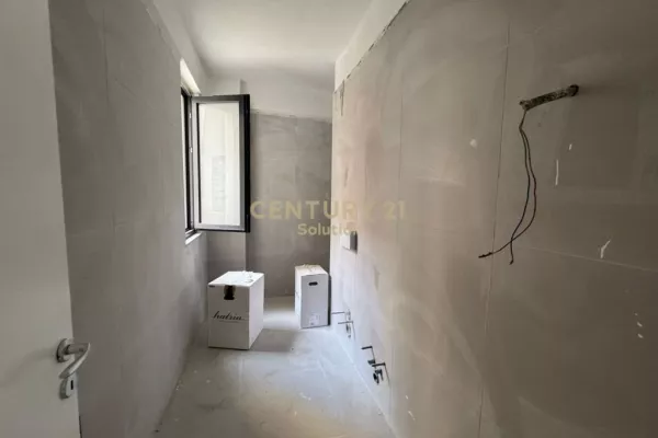 Shtepi ne shitje Apartament ne Tirane, 1+1, Mobilimi Bosh, pa mobiluar, Pagesa 109,000  Euro.