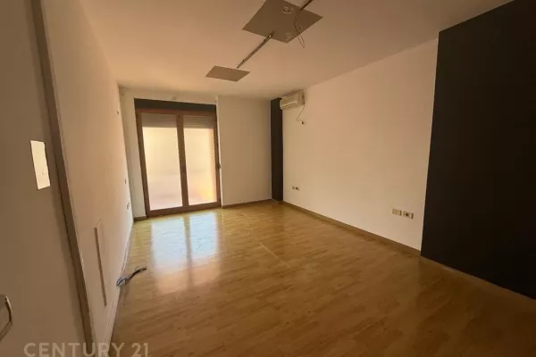 Ambient biznesi me qera 3+1 ne Tirane - 1,300 Euro