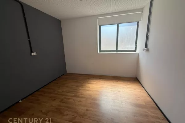 Ambient biznesi me qera 3+1 ne Tirane - 1,300 Euro