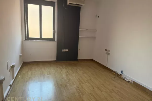 Ambient biznesi me qera 3+1 ne Tirane - 1,300 Euro