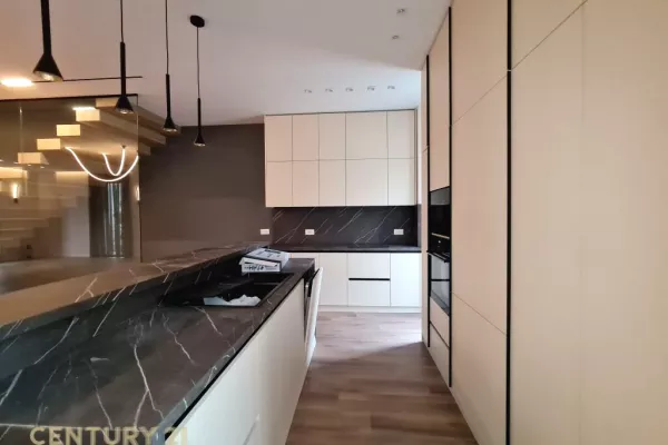 Shtepi me qera Vila Luksoze ne Tirane, 2+1, Mobilimi E mobiluar, Pagesa 3,000  Euro.