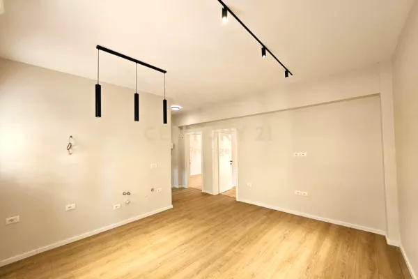 Ambient biznesi me qera 3+1 ne Tirane - 1,000 Euro