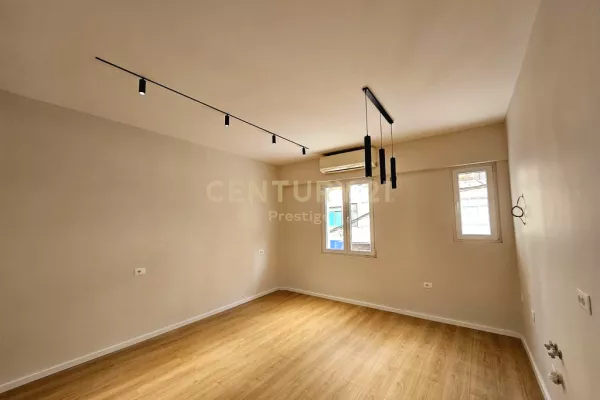 Ambient biznesi me qera 3+1 ne Tirane - 1,000 Euro