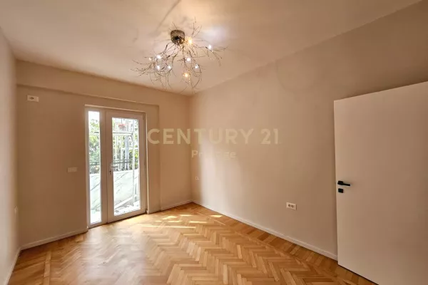 Jepet ambient biznesi per qira 3+1 tek Pazari i Ri!