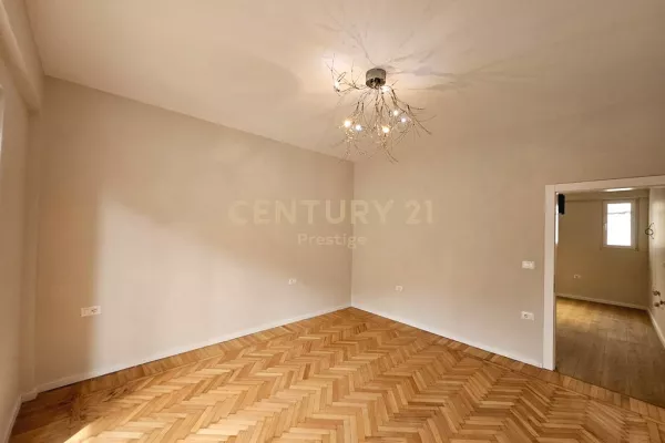 Jepet ambient biznesi per qira 3+1 tek Pazari i Ri!