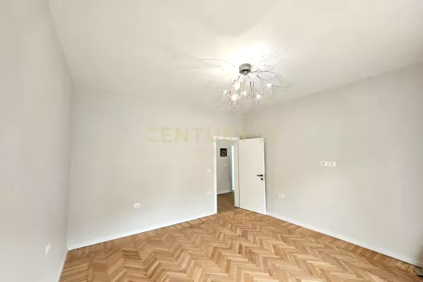 Jepet ambient biznesi per qira 3+1 tek Pazari i Ri!