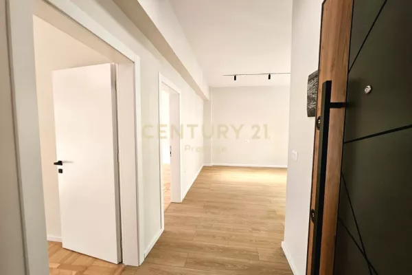 Jepet ambient biznesi per qira 3+1 tek Pazari i Ri!