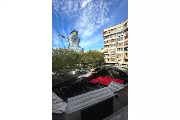 Ambiente Commerciale in Affitto 3+1 a Tirana - 2,200 Euro