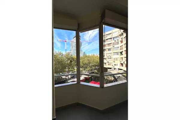 Ambiente Commerciale in Affitto 3+1 a Tirana - 2,200 Euro