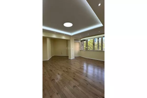 Ambiente Commerciale in Affitto 3+1 a Tirana - 2,200 Euro