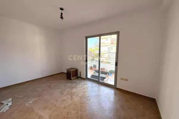 Shtepi ne shitje Apartament ne Tirane, 2+1, Mobilimi Bosh, pa mobiluar, Pagesa 145,000  Euro.