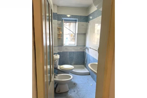 Shtepi ne shitje Apartament ne Tirane, 2+1, Mobilimi Bosh, pa mobiluar, Pagesa 126,000  Euro.