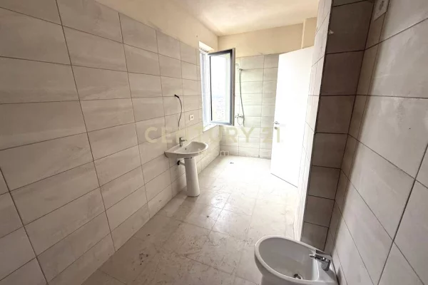 Shtepi ne shitje Apartament ne Tirane, 2+1, Mobilimi Bosh, pa mobiluar, Pagesa 174,000  Euro.