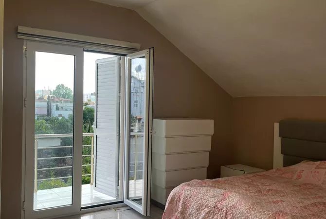 Shtepi me qera Vila Luksoze ne Tirane, 5+1, Mobilimi E mobiluar, Pagesa 1,700  Euro.