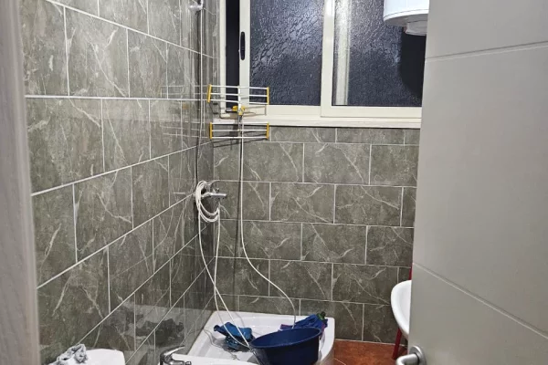 Shtepi me qera Apartament ne Tirane, 2+1, Mobilimi E mobiluar, Pagesa 500  Euro.