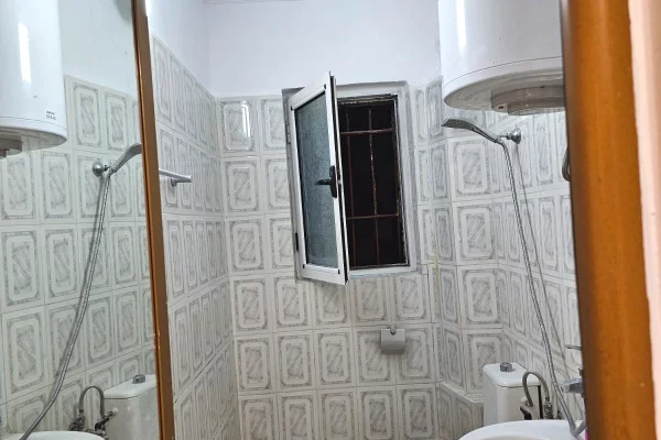 Shitet apartament 1+1  Ali Demi, pranë tregut të ri elektrik