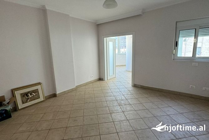 Shtepi ne shitje Apartament ne Tirane, 2+1, Mobilimi Bosh, pa mobiluar, Pagesa 220,000  Euro.