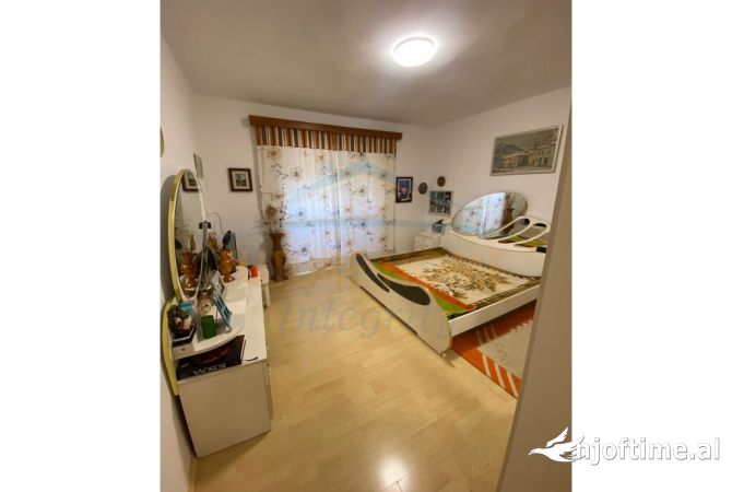 Shtepi ne shitje Apartament ne Tirane, 2+1, Mobilimi E mobiluar, Pagesa 125,000  Euro.