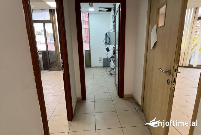 Qera, Ambient Biznesi per Zyra, Blloku, Tirane. Ambienti ndodhet Prane LSI