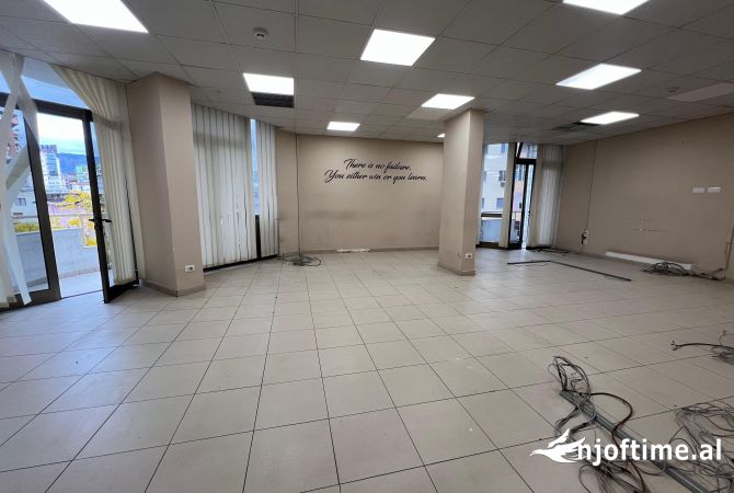 Qera, Ambient Biznesi per Zyra, Blloku, Tirane. Ambienti ndodhet Prane LSI