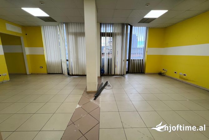Ambient biznesi me qera 3+1 ne Tirane - 2,100 Euro