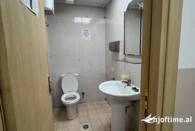 Qera, Ambient Biznesi per Zyra, Blloku, Tirane. Ambienti ndodhet Prane LSI