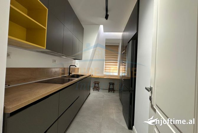 Shtepi me qera Apartament ne Tirane, 2+1, Mobilimi E mobiluar, Pagesa 1,800  Euro.