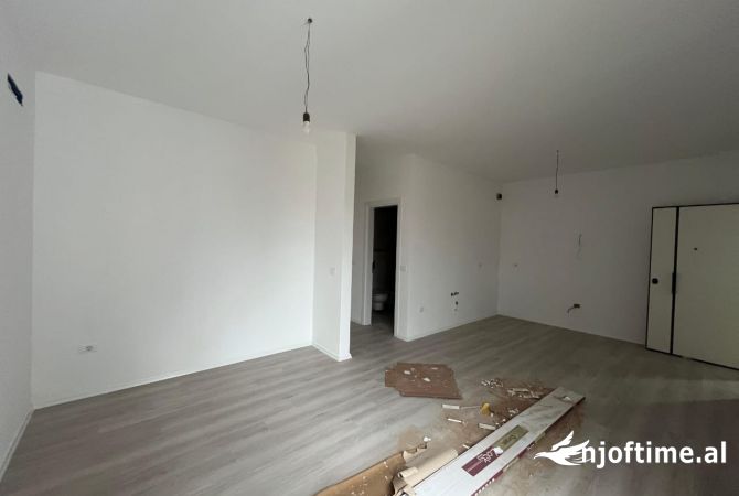 Shtepi ne shitje Apartament ne Tirane, 2+1, Mobilimi Bosh, pa mobiluar, Pagesa 150,000  Euro.