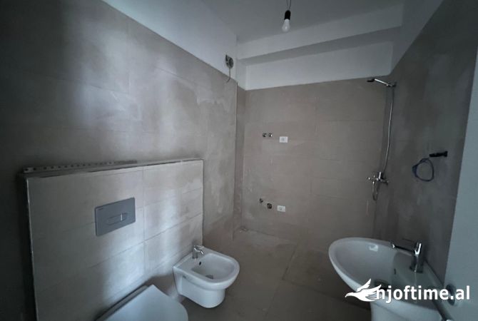 Shtepi ne shitje Apartament ne Tirane, 2+1, Mobilimi Bosh, pa mobiluar, Pagesa 150,000  Euro.