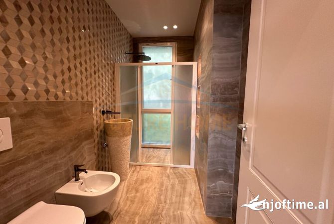 Shtepi me qera Apartament ne Tirane, 3+1, Mobilimi Bosh, pa mobiluar, Pagesa 1,100  Euro.