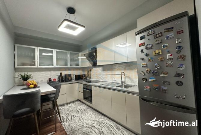 Shtepi ne shitje Apartament ne Tirane, 2+1, Mobilimi E mobiluar, Pagesa 160,000  Euro.