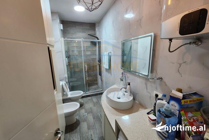 Shtepi ne shitje Apartament ne Tirane, 2+1, Mobilimi E mobiluar, Pagesa 180,000  Euro.