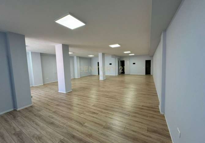 Jepet me qira ambient komercial, ''Rruga e Kavajes''