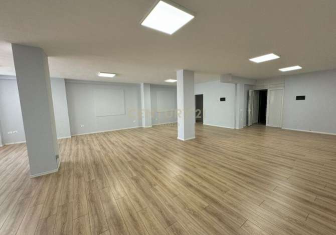 Jepet me qira ambient komercial, ''Rruga e Kavajes''