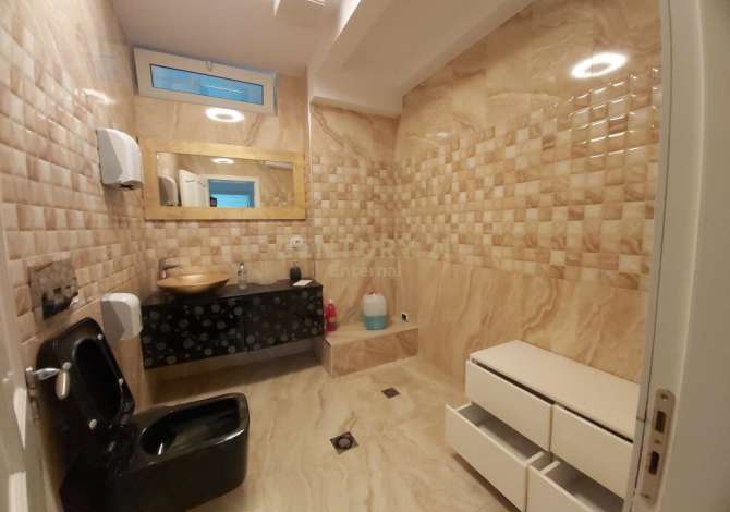 Ambient biznesi me qera 3+1 ne Tirane - 1,300 Euro