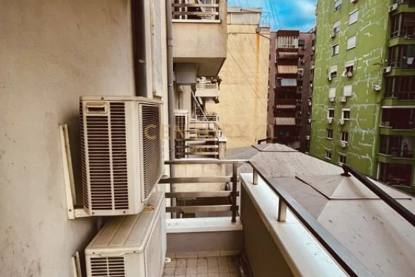 Ambient biznesi me qera 3+1 ne Tirane - 1,000 Euro