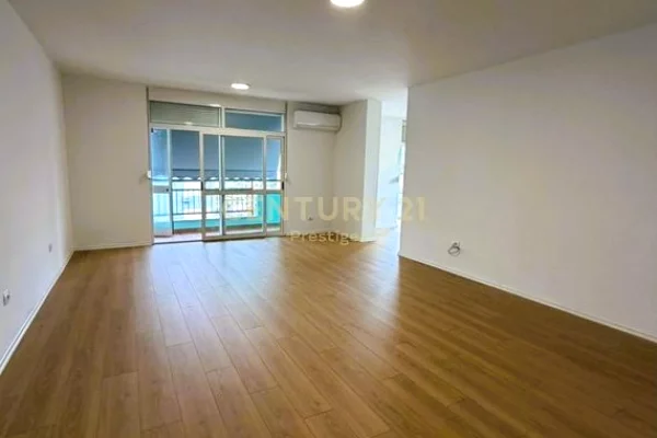 Ambient biznesi me qera 3+1 ne Tirane - 1,400 Euro