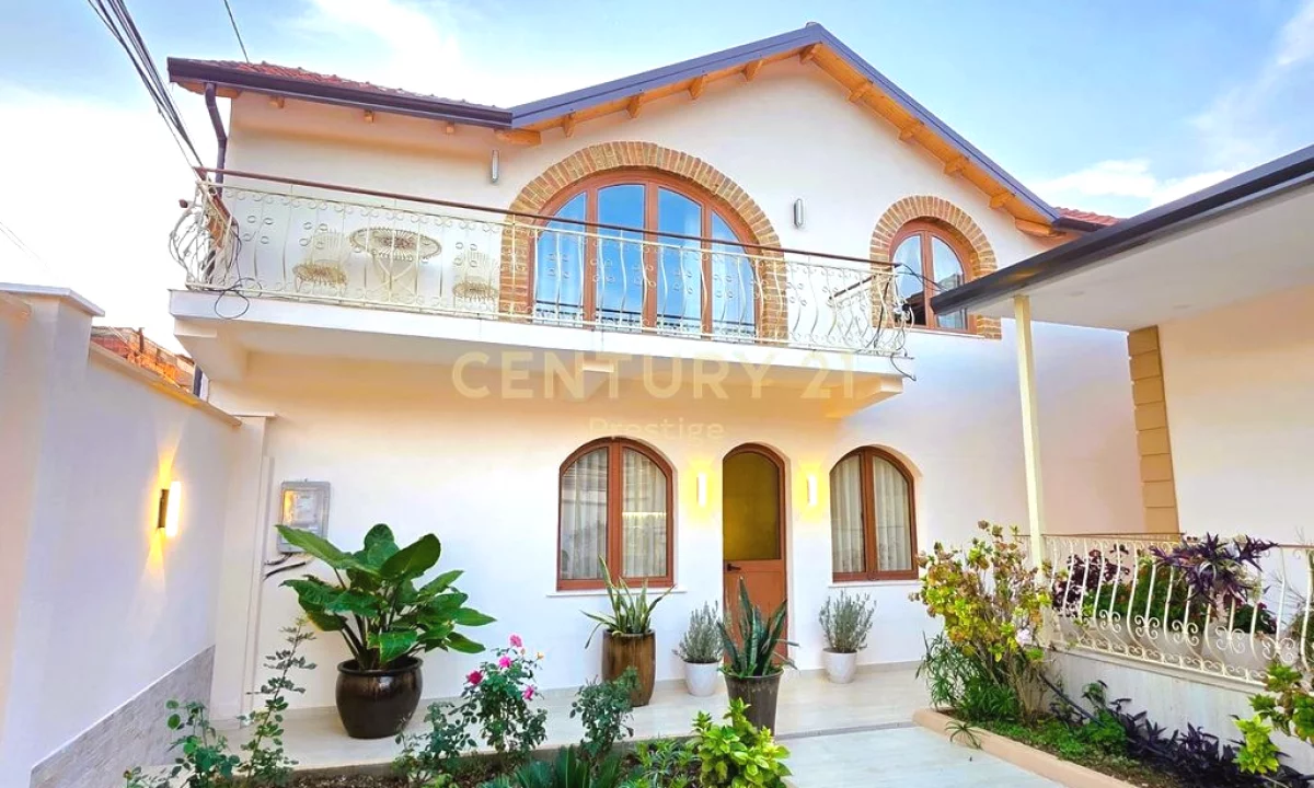 Shtepi me qera Vila Luksoze ne Tirane, 2+1, Mobilimi E mobiluar, Pagesa 1,500  Euro.