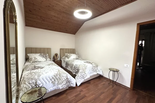 Shtepi me qera Vila Luksoze ne Tirane, 2+1, Mobilimi E mobiluar, Pagesa 1,500  Euro.