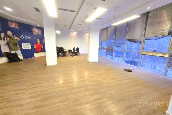 Ambient biznesi me qera 3+1 ne Tirane - 1,200 Euro