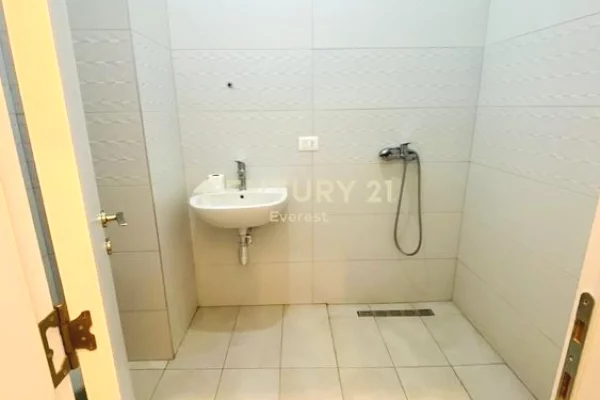 Shtepi me qera Apartament ne Tirane, 1+1, Mobilimi Bosh, pa mobiluar, Pagesa 700  Euro.